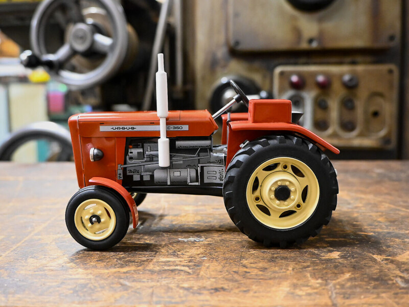 Kovap Ursus C-360 červený